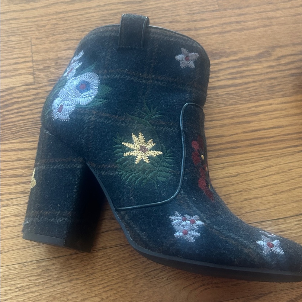Indigo Rd. Stylish Floral and Plaid Heeled Ankle Boots Size 8M - Picture 2 of 11